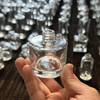 Concevez votre propre flacon de parfum carré en verre de luxe avec bouchon à vis et diffuseur à roseaux