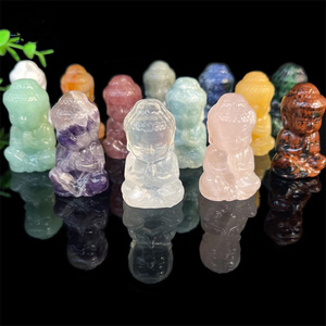 Vente en gros de statues de Bouddha traditionnelles sculptées à la main en cristal naturel de 5 cm, statue de Bouddha bébé en quartz rose poli pour la décoration de la maison - Product Image 1