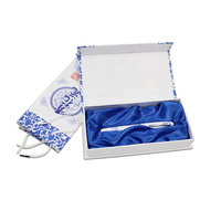 Boîte cadeau artisanale en céramique bleue et blanche chinoise avec logo personnalisé imprimé, boîte à rabat magnétique avec insert en mousse EVA