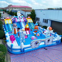 Parc d'attractions gonflable intérieur pour enfants et adultes avec parcours d'obstacles et jeux sportifs à l'intérieur d'une aire de jeux gonflable
