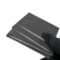 Polierte Kante Glatte Mattschwarze Metall-Kreditkarte aus Edelstahl mit Kleinem Chip-Schlitz und Kleinem Magnetstreifen auf der Rückseite
