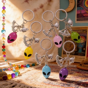 Portachiavi Smaltato a Forma di Alieno e UFO, Colorato, Stile Classico per Uomo e Donna, Ottimo Regalo, Set di Gioielli Fatti a Mano - Product Image 5