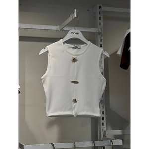 เสื้อกล้ามถักแขนกุดสำหรับผู้หญิงของฟิโอริพร้อมดีเทลกระดุมกันแดด - Product Image 1