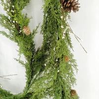 Guirlande de cyprès de 9 pieds en promotion pour décorations de Noël sur escalier