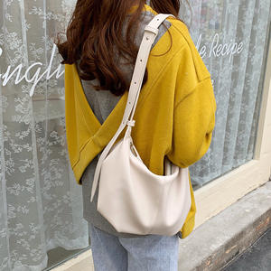 Bolso coreano minimalista plisado tipo dumpling, color blanco roto, con una sola correa y cierre de cremallera, para uso diario, como bolso de hombro o bandolera. - Product Image 3