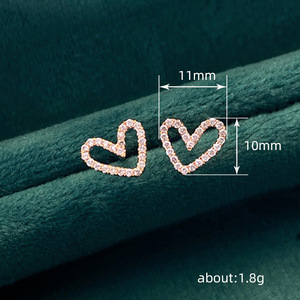 Orecchini a perno a cuore cavo da donna, semplici e minimalisti, per uso quotidiano, accessorio per l'orecchio, gioiello alla moda per outfit - Product Image 4