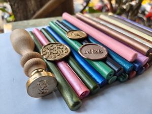 Timbres à cire à cacheter en papier avec manche en bois et barres de cire colorées pour invitations, marquage, artisanat - Motif croisé fait main - Product Image 4