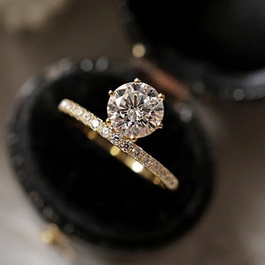 Anello Geometrico a Sei Punte con Zirconi Stile Corona, Elegante Gioiello di Moda per Fidanzamento - Product Image 6