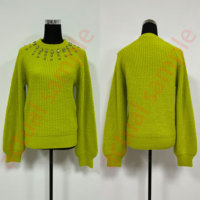 Pull en maille tendance pour femme avec encolure ornée de bijoux, vert lime, orné de perles et de strass, tricot côtelé doux, manches raglan