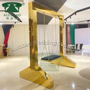 Cadeira de balanço perfurada de aço dourado da festa de casamento do luxo