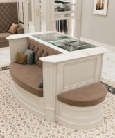 Dressing de luxe avec îlot en marbre courbé et banc rembourré, armoire classique à panneaux surélevés, direct usine