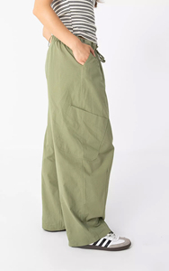 Pantalon <span class=keywords><strong>cargo</strong></span> <span class=keywords><strong>kaki</strong></span> personnalisé 2026 pour femme, coupe ample <span class=keywords><strong>taille</strong></span> <span class=keywords><strong>basse</strong></span>, jambe large, utilitaire avec poches, pantalon streetwear OEM/ODM - Product Image 3