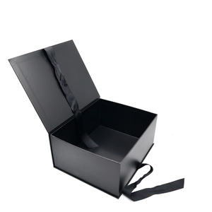 Caja de Cartón Rígido Negra de Lujo Personalizada y Reutilizable para Fábrica, con Imán y Cinta - Product Image 1