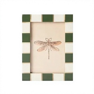 Marco de Fotos Moderno de Madera y Hueso a Cuadros Verde y Blanco con Diseño de Libélula Pintada para Decoración del Hogar - Product Image 1