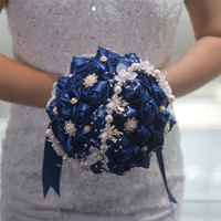 SPR Romantische Hochzeit Braut hält handgemachte Satin Rosen Bouquet mit Brosche für das chinesische Neujahr kommt in Box-Verpackung
