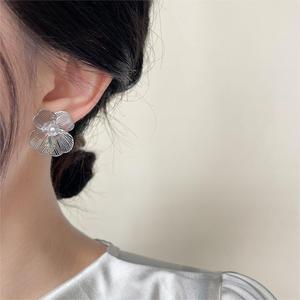 <span class=keywords><strong>Orecchini</strong></span> a Perno Minimalisti con Fiore Traforato, Placcati in Oro 14K, con Perla in Ottone e Perno in Argento, Gioielli per Donne - Product Image 4