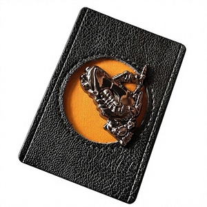 Écusson en cuir personnalisé avec logo métallique et incrustation jaune contrastante, étiquette en cuir PU cousue de haute qualité avec alliage de zinc 3D pour badge - Product Image 1
