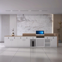 Bureau d'accueil moderne en bois massif de luxe avec logo personnalisé pour hôpital, école, supermarché, hôtel et immeuble de bureaux