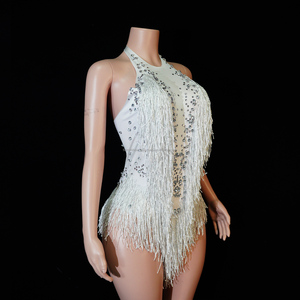 ชุดบอดี้สูทผ้าสแปนเด็กซ์ตาข่ายประดับมุกสีขาวและคริสตัลแบบ Gatsby พร้อมชายครุย เหมาะสำหรับ Drag Queen การแสดงบนเวที งานกาล่า งานแต่งงาน และงานปาร์ตี้ - Product Image 5