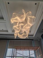 Lustre moderne en acrylique en forme de vague, suspension en ruban en S pour hall d'hôtel, villa, salle de banquet, centre de vente, lampe de projet personnalisé