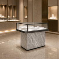 Design d'intérieur de bijouterie au motif marbré minimaliste, package complet de mobilier clé en main avec vitrine linéaire élégante