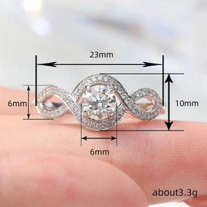 Anello da Donna Q732 in Oro Bianco con Diamante Taglio Brillante Rotondo Colore D Naturale, Anello di Fidanzamento con Diamanti Laterali - Product Image 4