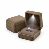 Boîte à bague LED personnalisée avec lumières, en velours laqué, logo estampé or, emballage de luxe pour bijoux en diamant, faible MOQ, vente en gros