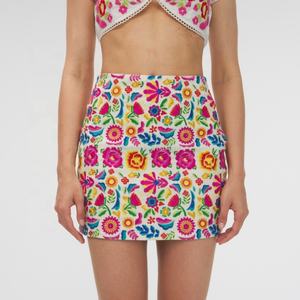 กระโปรงลินินเอวสูงดีไซน์ใหม่จากโรงงานผู้ผลิต (OEM) สำหรับผู้หญิง กระโปรงทรงเอลายปักดอกไม้แบบมินิ - Product Image 1