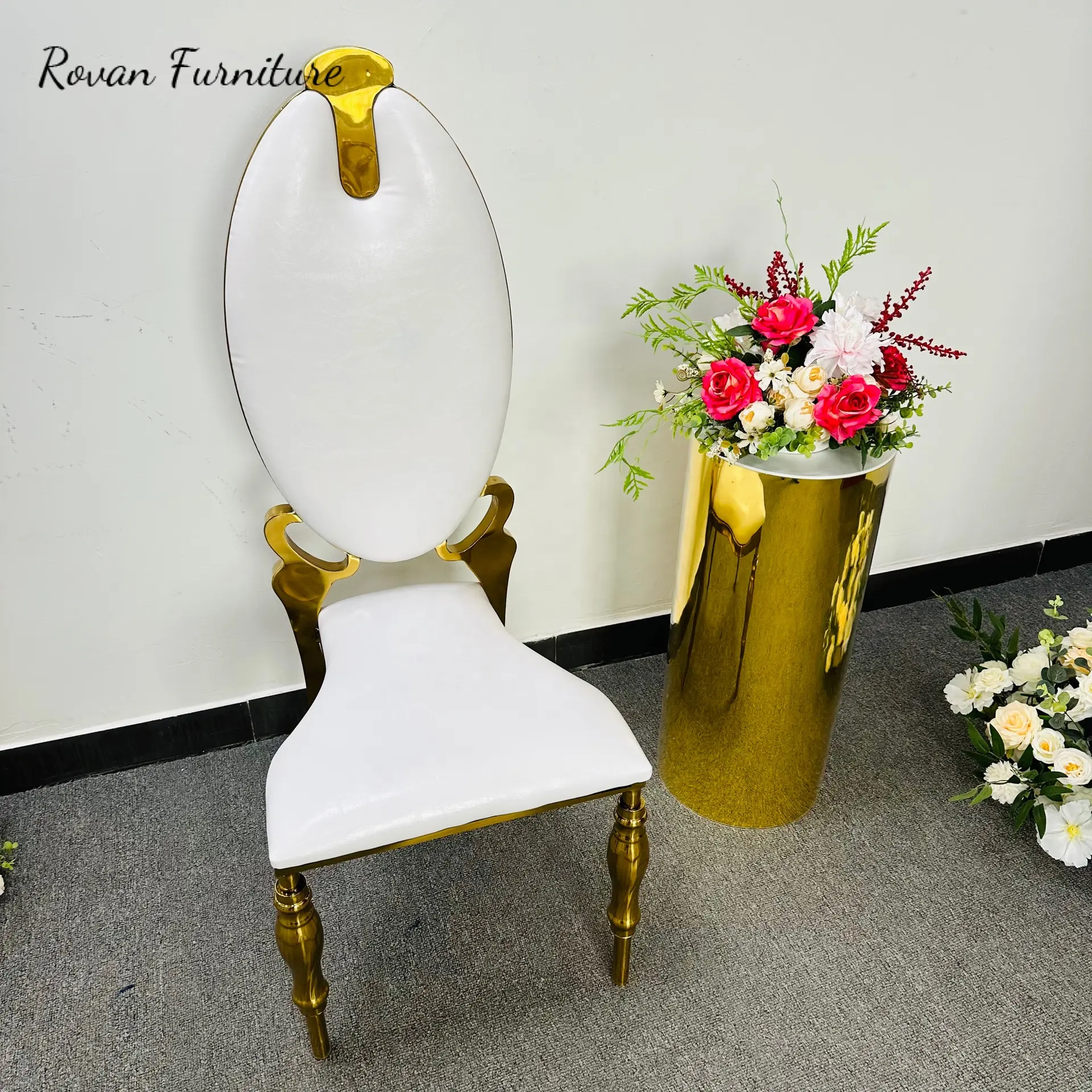 Yeni zarif stil yuvarlak şekil yüksek geri gelin ve damat çift altın düğün sandalyesi düğün etkinlikleri için