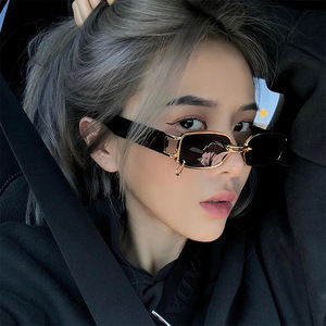 Lunettes de soleil rétro à monture métallique, lunettes de soleil de luxe tendance avec chaîne pour femmes et hommes - Product Image 2