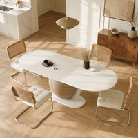Table à manger ovale moderne Art-Base en terrazzo, avec plateau en pierre et panneau incurvé en forme de croissant, pour 6 à 8 personnes, idéale pour les salles à manger domestiques.