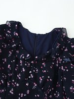 Robe midi chic et décontractée pour femme, nouvelle collection été 2026, col en V imprimé, à volants, style rétro, manches courtes.
