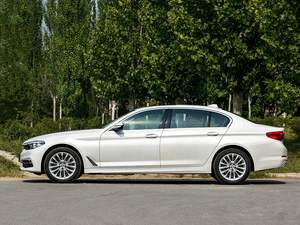 2020款宝马5系525Li豪华版左驾汽油动力中型轿车，配备真皮座椅和单天窗 - Product Image 3