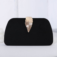 Tas Clutch Wanita Bahan Beludru, Dompet Pesta dengan Gesper Daun Logam, Tas Selempang Rantai Bertekstur Beludru untuk Acara Malam