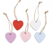 Petits coeurs en bois peints simples formes artisanales copeaux de bois colorés message de noël étiquettes cadeaux signes artisanat suspendu