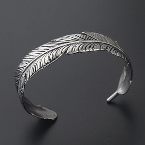 กำไลข้อมือสไตล์เรโทรขนนกแบบเปิด ดีไซน์ทันสมัยสำหรับผู้หญิงผู้ชาย คู่รัก ทำจากสแตนเลส - Product Image 2