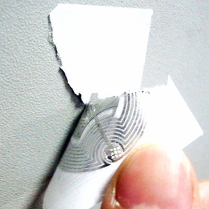 Étiquettes fragiles RFID en plastique à faible coût pour la logistique <span class=keywords><strong>de</strong></span> commerce électronique Mini étiquette multiple 13.56MHz 125KHz 134.2KHz 860-960MHz-Commandes en gros - Product Image 2