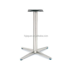 Pied de table commercial en acier inoxydable à <span class=keywords><strong>4</strong></span> <span class=keywords><strong>pieds</strong></span> croisés avec <span class=keywords><strong>pieds</strong></span> réglables pour restaurant, café, bar - Product Image 6
