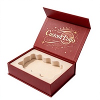 Boîte cadeau personnalisée avec logo rouge, fermeture magnétique, impression sur le couvercle intérieur et impression rayons de soleil dorés pour emballage de cadeaux de fêtes
