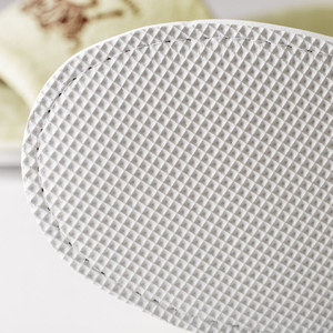 Pantofole di Lusso Personalizzate per Hotel 5 Stelle, Ciabatte Usa e Getta a Punta Aperta in Peluche per Ospiti - Product Image 2