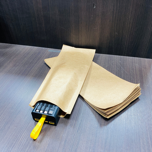 Plantilla de fábrica de zapatos personalizada al por mayor bolsas de papel a prueba de grasa reciclables para ropa en relieve impresión personalizable - Product Image 2