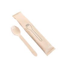 Ecologisch verantwoorde restaurant bestek van biologisch afbreekbaar materiaal, met aangepast logo, wegwerpbestek, houten lepels, houten mes, vork, lepel met zakje.