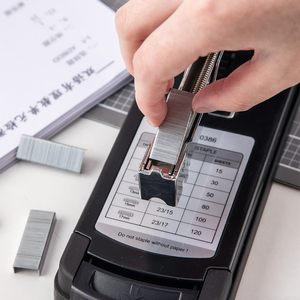 Deli E0386 # <span class=keywords><strong>Agrafeuse</strong></span> robuste # 120 feuilles # Base métallique noire à <span class=keywords><strong>recharge</strong></span> facile, gain de temps, confort tactile et prise en main sans effort - Product Image 6