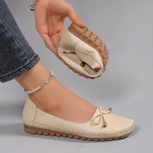 Mocassins décontractés confortables pour femmes en beige, ballerines plates à motif lézard avec nœud, semelle souple cousue à la main - Product Image 2