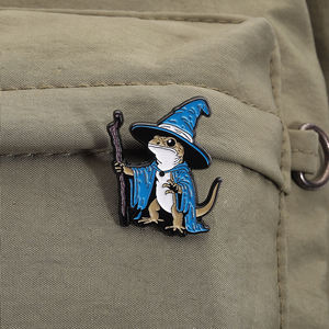 Hagedis Tovenaar Email Pin Schattig Reptiel Met Toverstaf Broche Dier Badge Sieraden Cadeau Voor Vrienden Groothandel - Product Image 3
