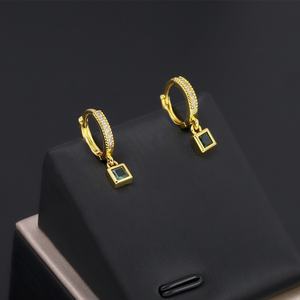 Boucles d'oreilles créoles en laiton plaqué or 24 carats avec zircon, design goutte tendance, géométriques classiques, vente en gros usine Jxx pour femmes - Product Image 6
