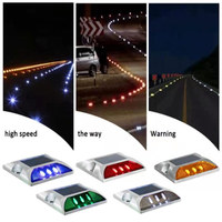 Borne de signalisation routière solaire en aluminium à LED double face clignotante, profil bas, haute intensité, réflecteur prismatique, étanche IP68 pour le trafic
