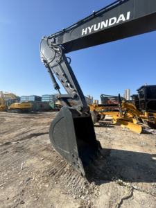 Excavadora Hyundai HX300L de 30 Toneladas con Motor Cummins y Bomba Hidráulica para Proyectos de Zanjas de Tuberías en Carreteras del Desierto de Oriente Medio - Product Image 3