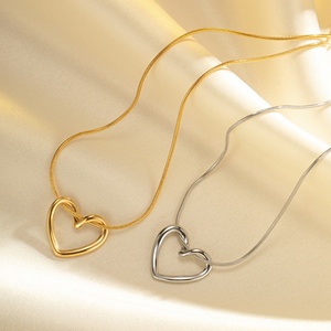 Collares Pequeños con Diseño Trenzado, Chapados en Oro de 18K, Collares Minimalistas de Acero Inoxidable con Colgante de Corazón para Mujer - Product Image 2