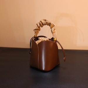 Vente directe d'usine sac seau marron simple, matériau en cuir, décoration en métal - Product Image 2